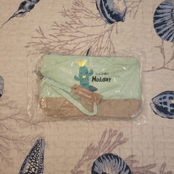 Summer Holiday Wristlet - Picture 2 of 3